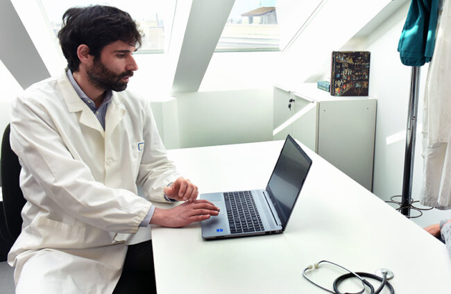 Medico di medicina generale con paziente