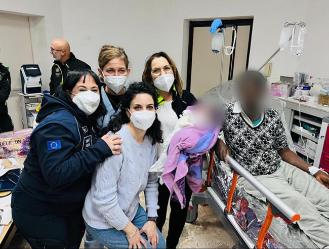 Migranti: Fatima, nata su una motovedetta in porto Lampedusa